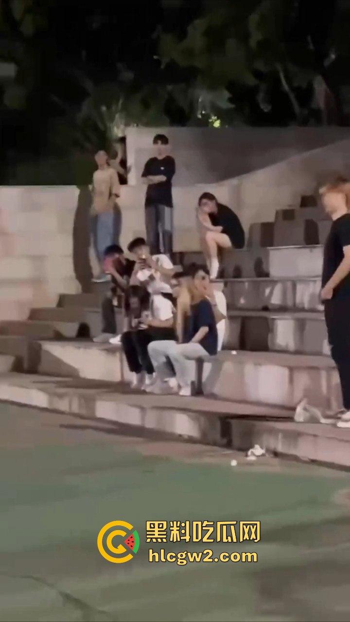 三亚北校区表白失败 男子向另一个男生求婚 吃瓜的直接被求到头上 无语问没事吧您？ 真是搞笑社死！-5