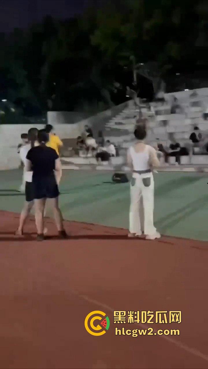 三亚北校区表白失败 男子向另一个男生求婚 吃瓜的直接被求到头上 无语问没事吧您？ 真是搞笑社死！-6