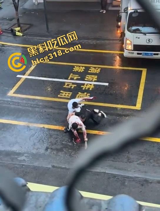 两人当街持刀互砍，地上都是血了还有热心大哥冲上去劝架，这不是劝架这是想加菜，刀都举起来了你上去干啥？-5