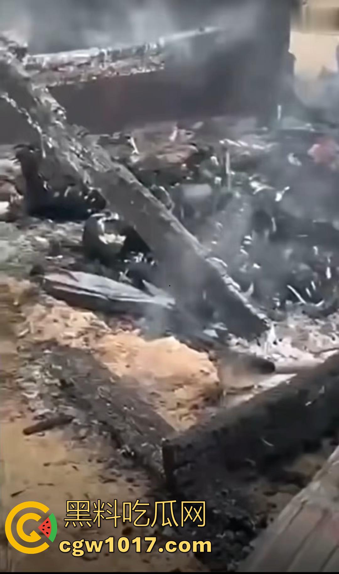 柬埔寨磅湛省灭门惨案 吸毒男子因争吵直接纵火砍人 造成9人死亡 包括一名5岁女童 老婆的娘家无一生还！-8