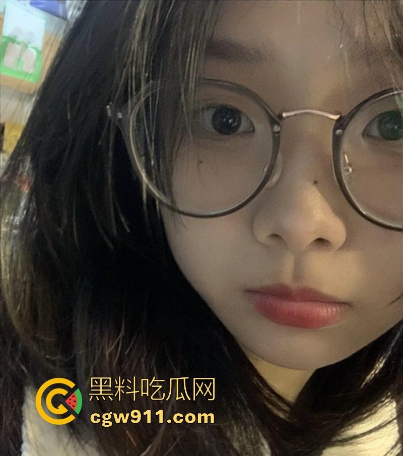 深圳职业学院清纯眼镜学生妹【林肖莹】不雅视频曝光,舌头灵活舔弄大屌,红薯插逼自慰,大饱眼福!-1