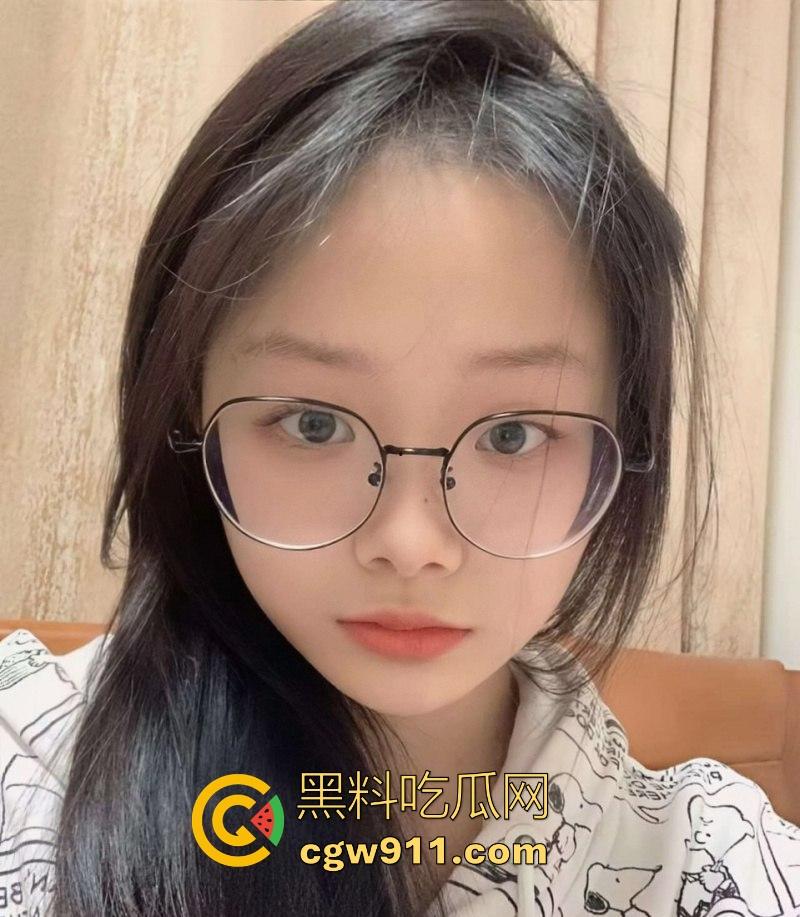 深圳职业学院清纯眼镜学生妹【林肖莹】不雅视频曝光,舌头灵活舔弄大屌,红薯插逼自慰,大饱眼福!-2