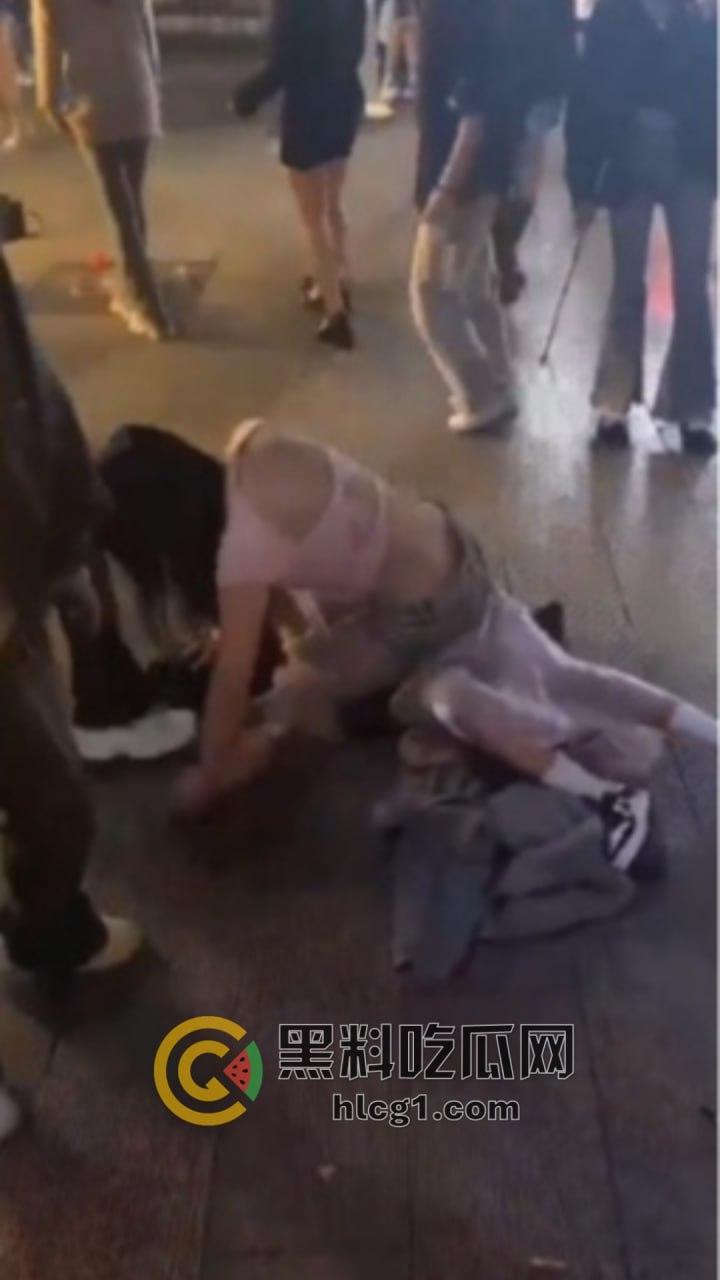 河南精神小妹夜市边上上演疯狂打架秀，互扯头发对扇脸，围观小妹热情助威！-1