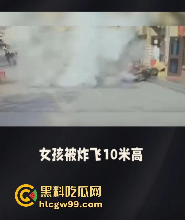 重庆窨井成发射台，小女孩扔鞭炮直接被炸飞10米，衣服炸碎焦黑落地，年还没过完就上天！-1
