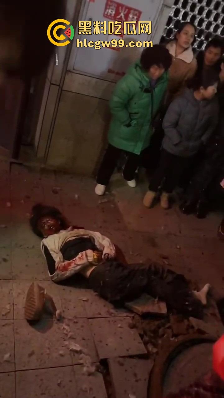 重庆窨井成发射台，小女孩扔鞭炮直接被炸飞10米，衣服炸碎焦黑落地，年还没过完就上天！-10