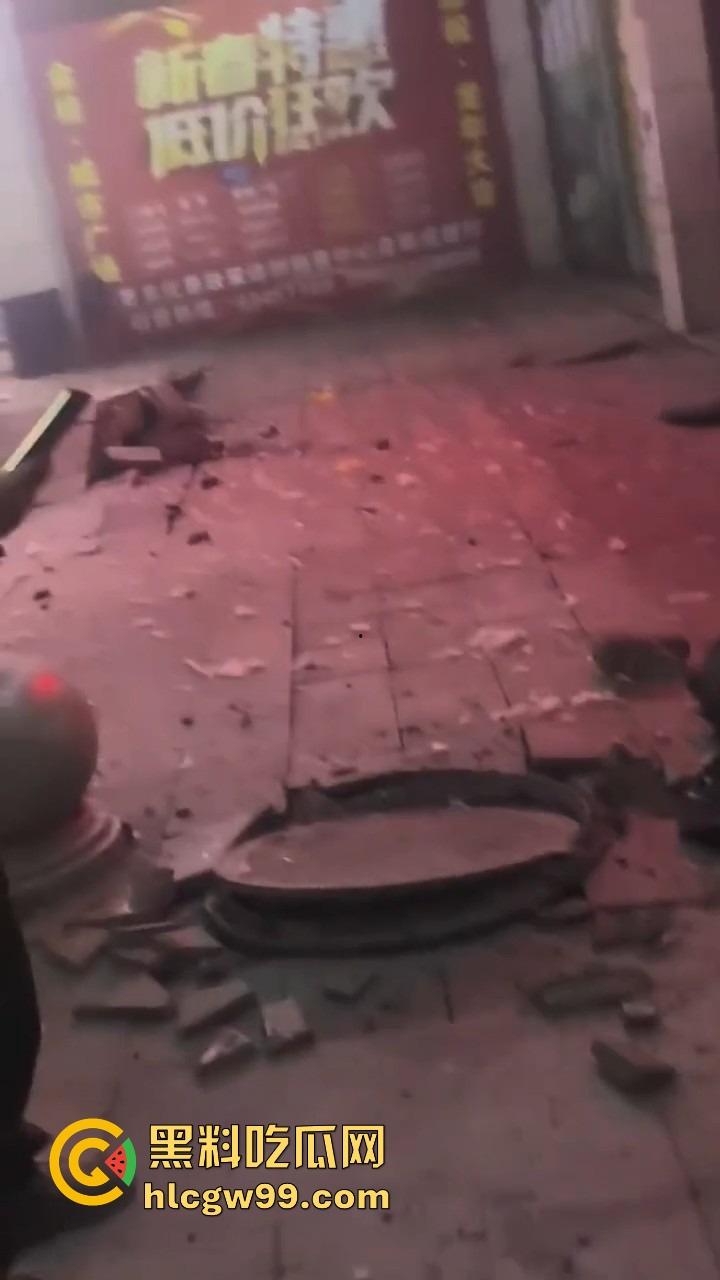 重庆窨井成发射台，小女孩扔鞭炮直接被炸飞10米，衣服炸碎焦黑落地，年还没过完就上天！-12