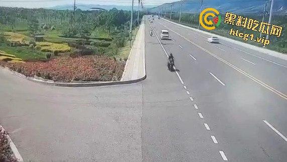 内蒙古呼和浩特惊魂一刻！02年精神小伙偷骑V4机车撞上右转SUV，摩托车当场燃烧！-4