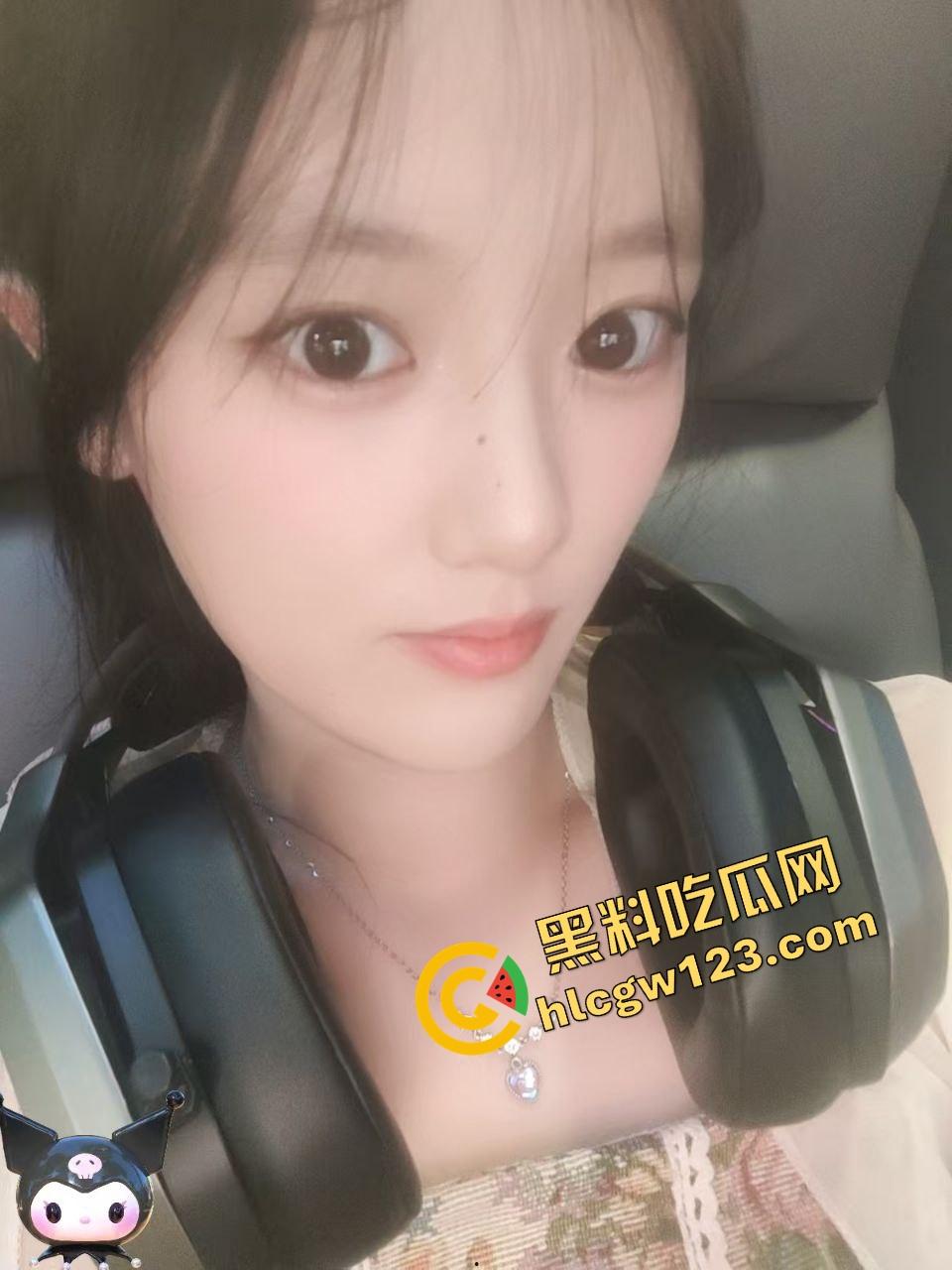 这秘书骚得要命，结婚照样每天黑丝高跟上班，撅屁股装掉笔逼都快露出来了，鸡巴都被看肿了！-2