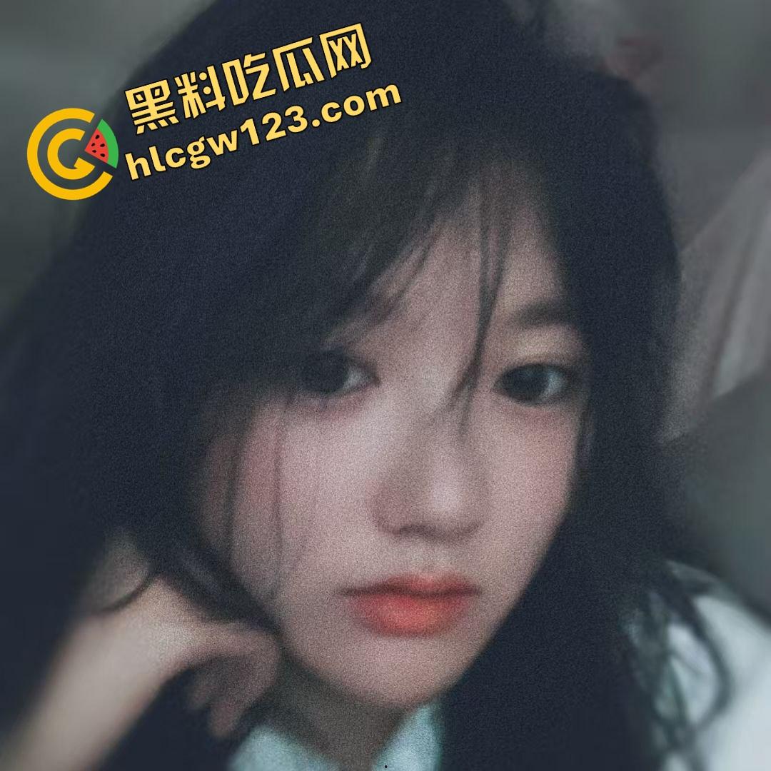 这秘书骚得要命，结婚照样每天黑丝高跟上班，撅屁股装掉笔逼都快露出来了，鸡巴都被看肿了！-3