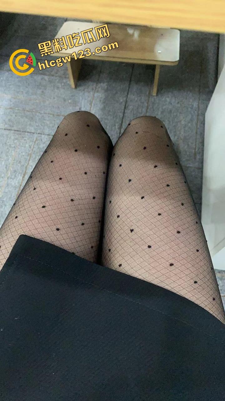 这秘书骚得要命，结婚照样每天黑丝高跟上班，撅屁股装掉笔逼都快露出来了，鸡巴都被看肿了！-10