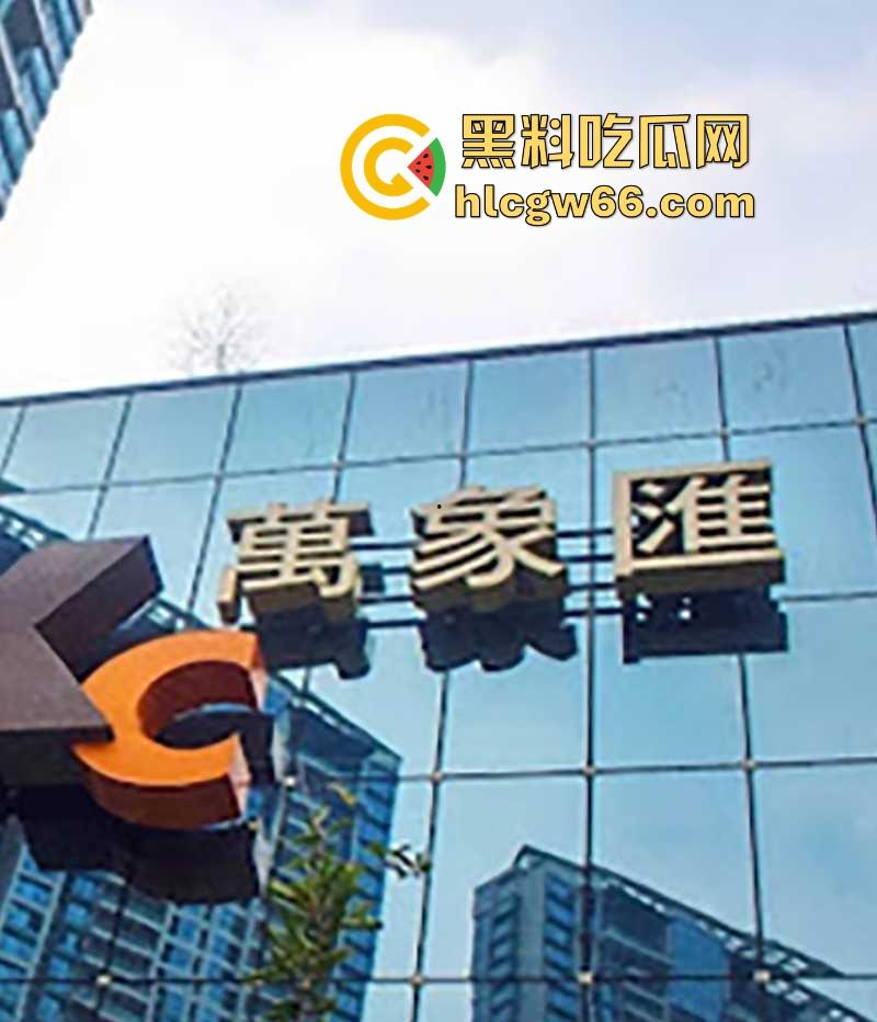 深圳布吉 万象汇 男保洁偷窥女厕所当场被抓 厕所门下惊现男脸 场面惊悚堪比恐怖片！-2