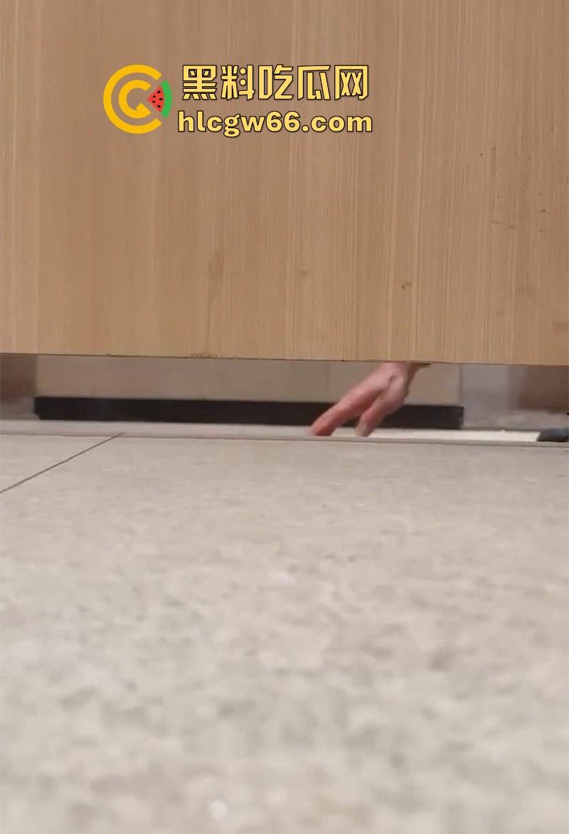 深圳布吉 万象汇 男保洁偷窥女厕所当场被抓 厕所门下惊现男脸 场面惊悚堪比恐怖片！-5