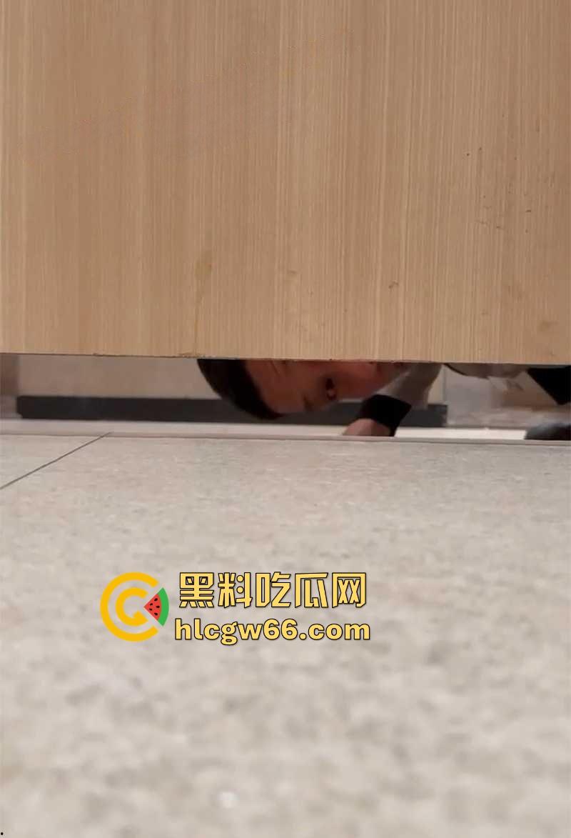 深圳布吉 万象汇 男保洁偷窥女厕所当场被抓 厕所门下惊现男脸 场面惊悚堪比恐怖片！-7