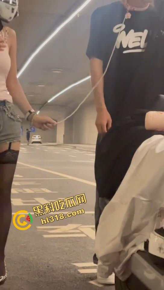 抖音摩托车圈热瓜，春风车主抬不起来的腰，终究还是断了，得吃哥跪地当狗舔高跟黑丝-11