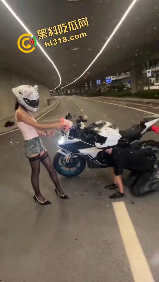 抖音摩托车圈热瓜，春风车主抬不起来的腰，终究还是断了，得吃哥跪地当狗舔高跟黑丝-15