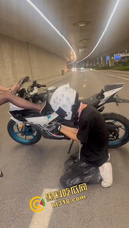 抖音摩托车圈热瓜，春风车主抬不起来的腰，终究还是断了，得吃哥跪地当狗舔高跟黑丝-20