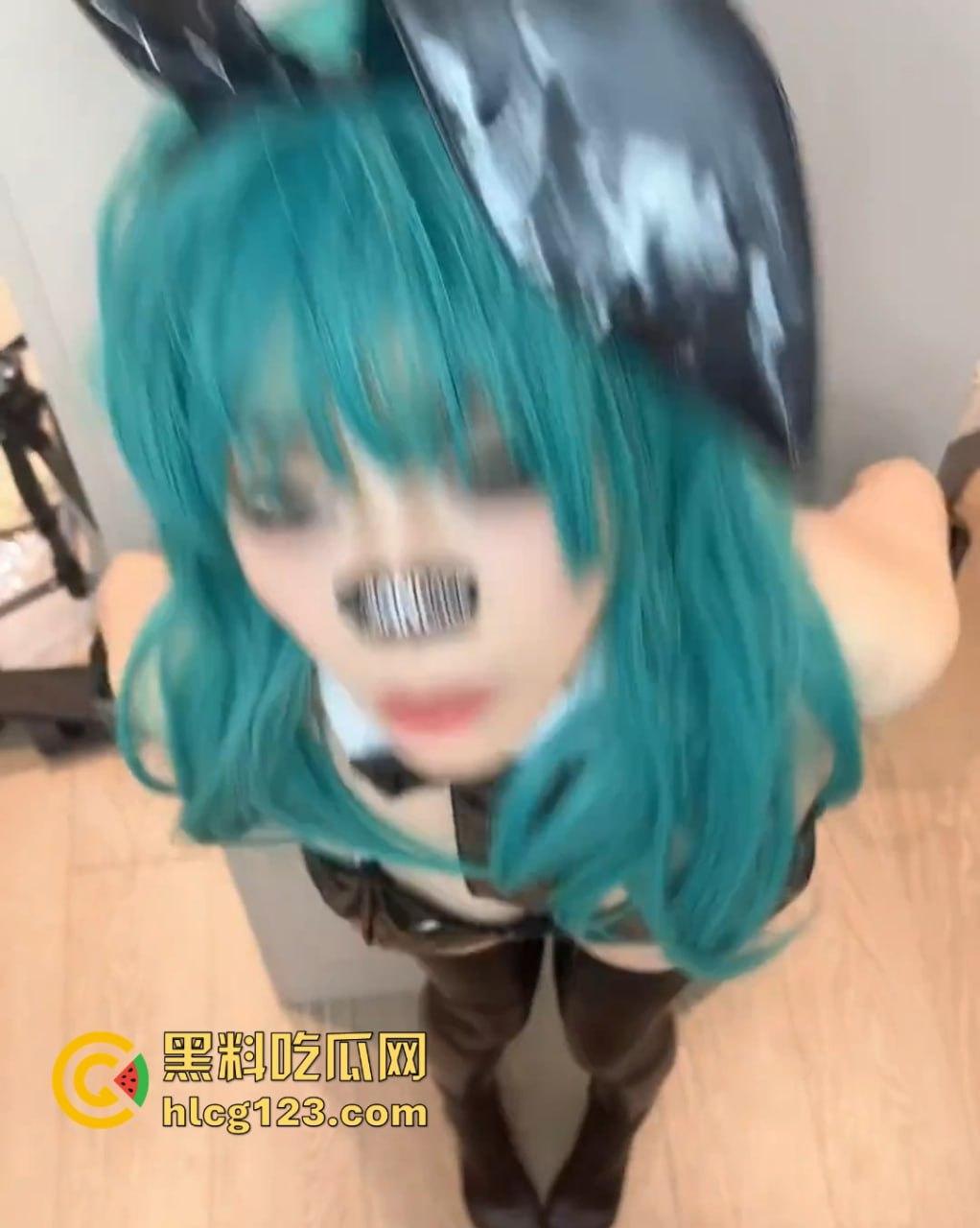 布尔玛cos现场翻车！墙上假JB插着，妹子嘴啃肉棒忙得不亦乐乎！-1