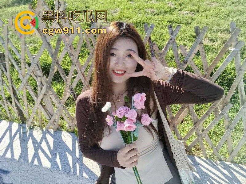 湘潭大学高颜值女大,情侣酒店激情开房,身穿情趣内衣白嫩巨乳诱人至极,口交深喉女上骑乘奶子晃荡!-1