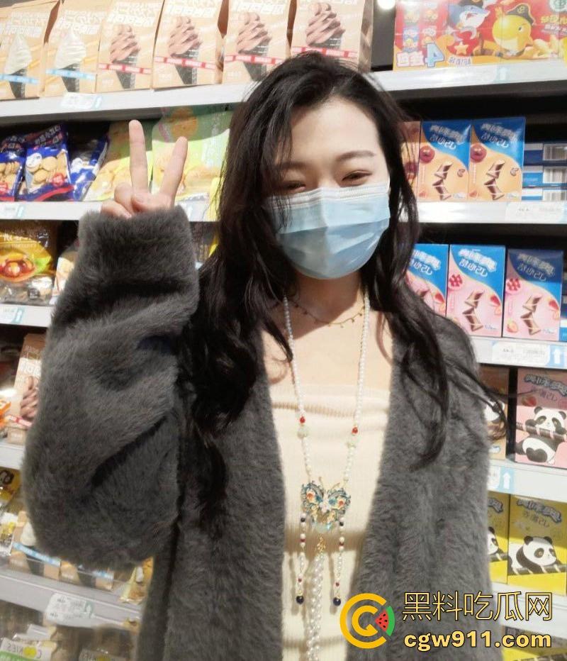 湘潭大学高颜值女大,情侣酒店激情开房,身穿情趣内衣白嫩巨乳诱人至极,口交深喉女上骑乘奶子晃荡!-2