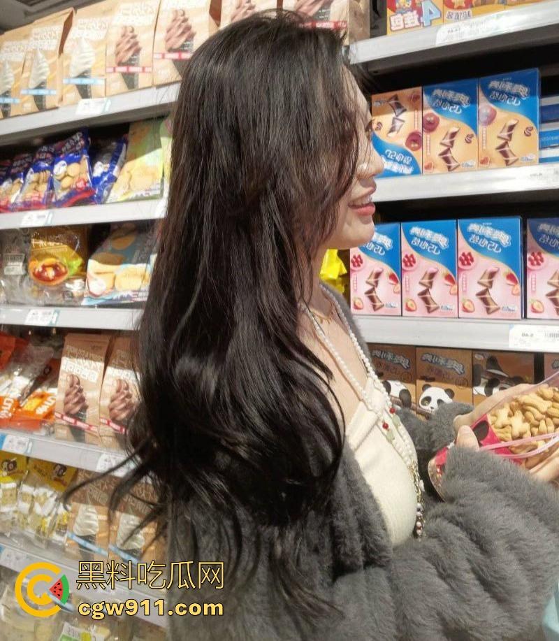 湘潭大学高颜值女大,情侣酒店激情开房,身穿情趣内衣白嫩巨乳诱人至极,口交深喉女上骑乘奶子晃荡!-3