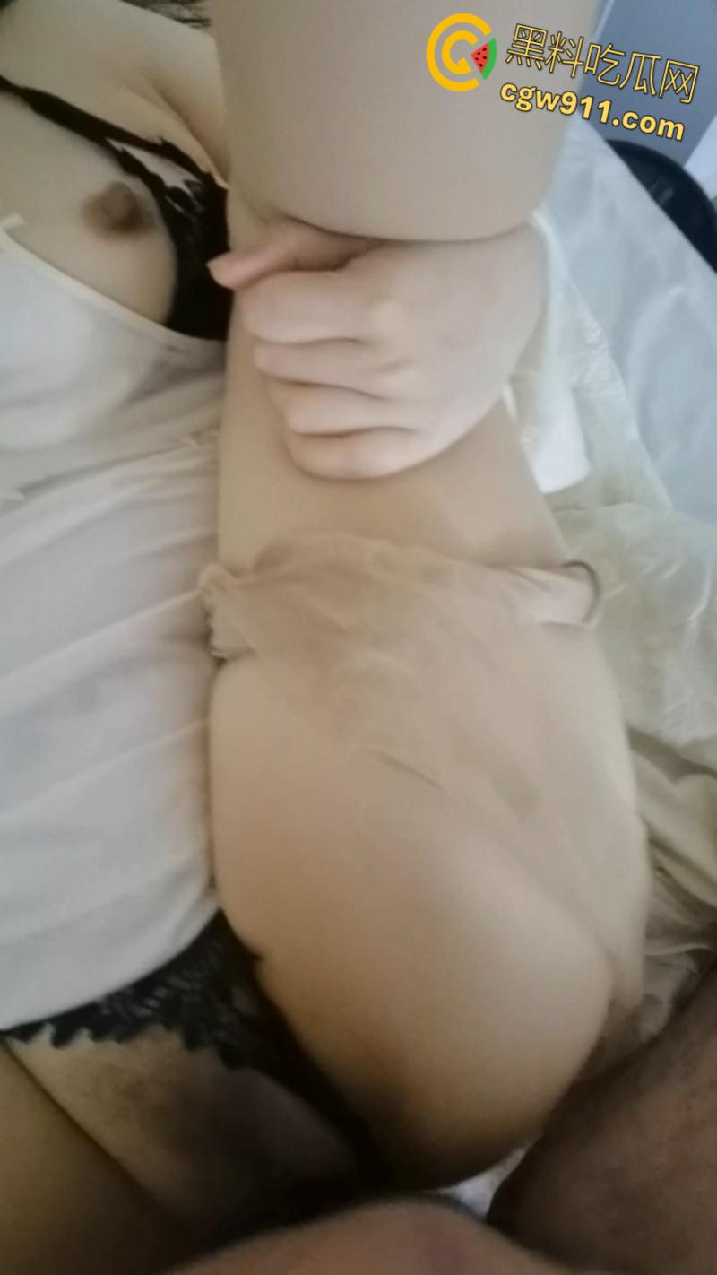 老婆为了挽回出轨的我,,穿上情趣睡衣性感丝袜,深喉口爆乳交调情,女人就应该被调教开发才好玩 !-7