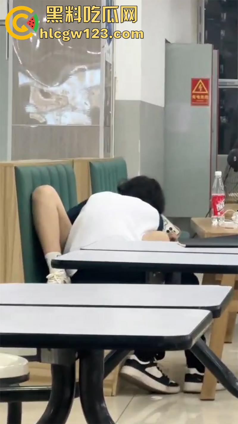 山西应用科技学院，学生妹趁男友回家，和男友室友食堂激情运动，玩的真大胆啊，真是骚没边了！-6