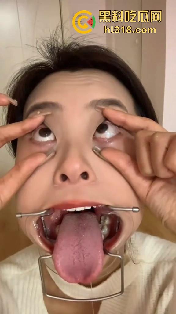 给骚母狗来个口腔检查，看看这淫荡骚逼口中有没有什么异物，合不合适射嘴里，母狗还挺享受的！-1