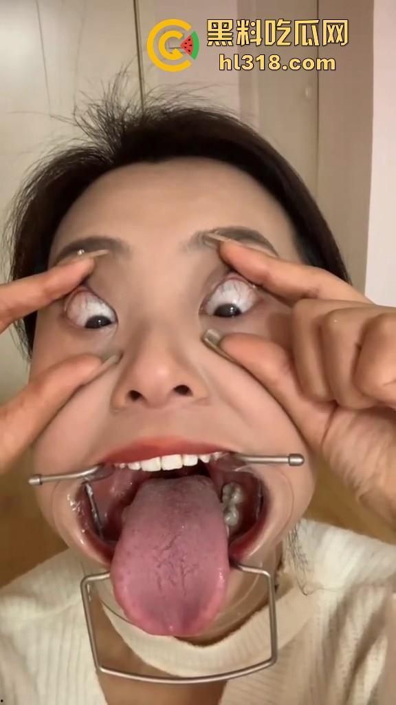 给骚母狗来个口腔检查，看看这淫荡骚逼口中有没有什么异物，合不合适射嘴里，母狗还挺享受的！-4