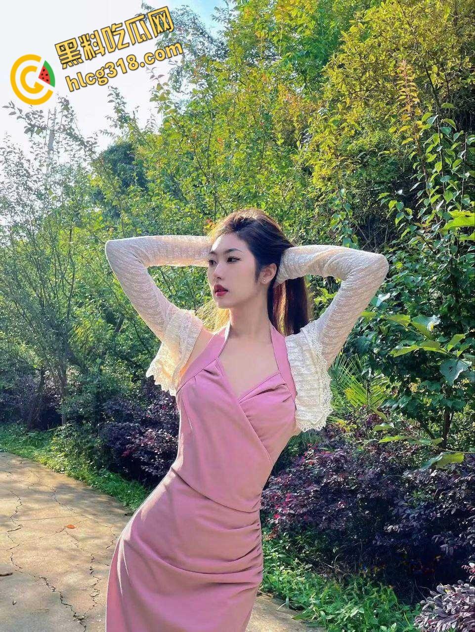 天津外国语大学校花【孟嘉惠】，微乳蝴蝶逼与男友酒店大戏，开档黑丝都遮不住粉粉的嫩逼 ！-3