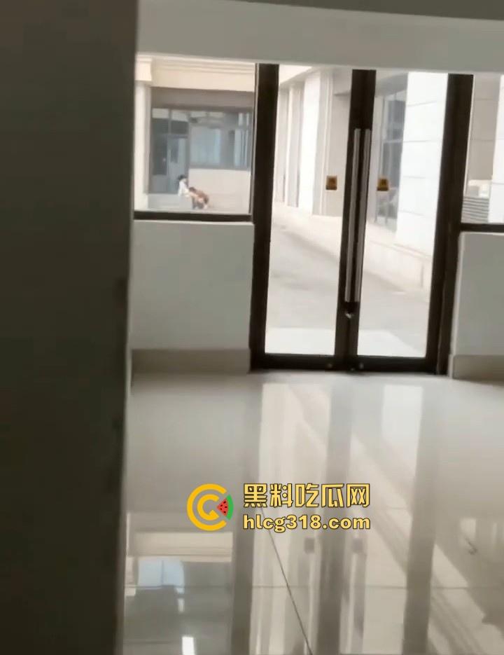 长春师范学院图书馆,狗男女光天化日上演舔逼之战,男子将头深埋女友胯下疯狂舔食,激情四溢!-3