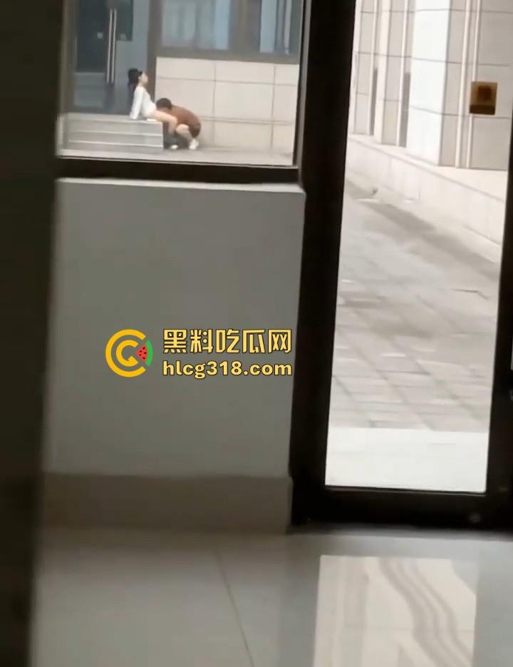 长春师范学院图书馆,狗男女光天化日上演舔逼之战,男子将头深埋女友胯下疯狂舔食,激情四溢!-4