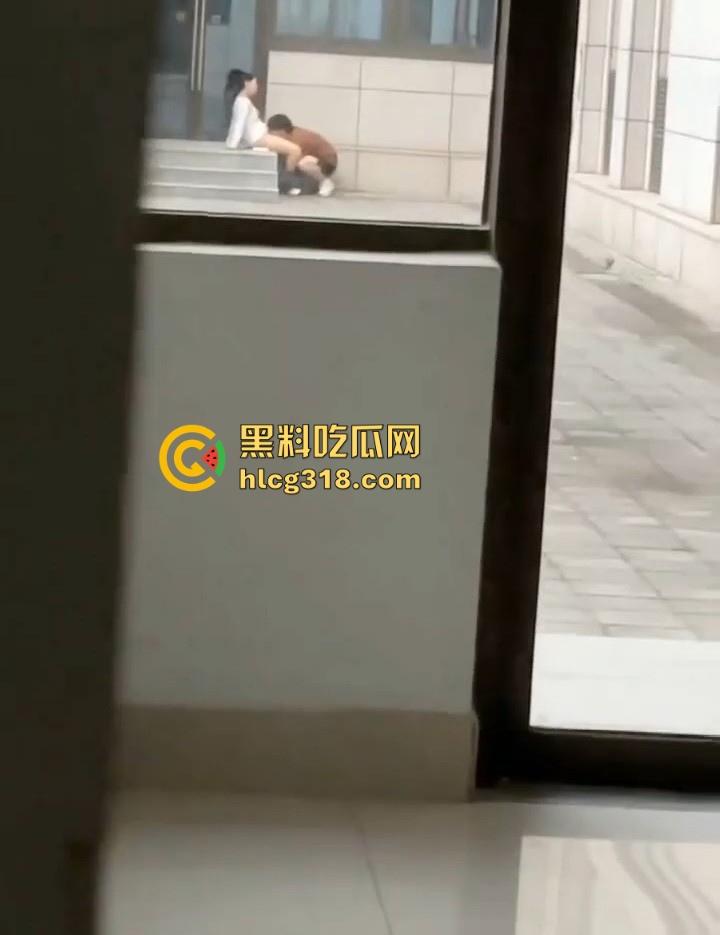 长春师范学院图书馆,狗男女光天化日上演舔逼之战,男子将头深埋女友胯下疯狂舔食,激情四溢!-6