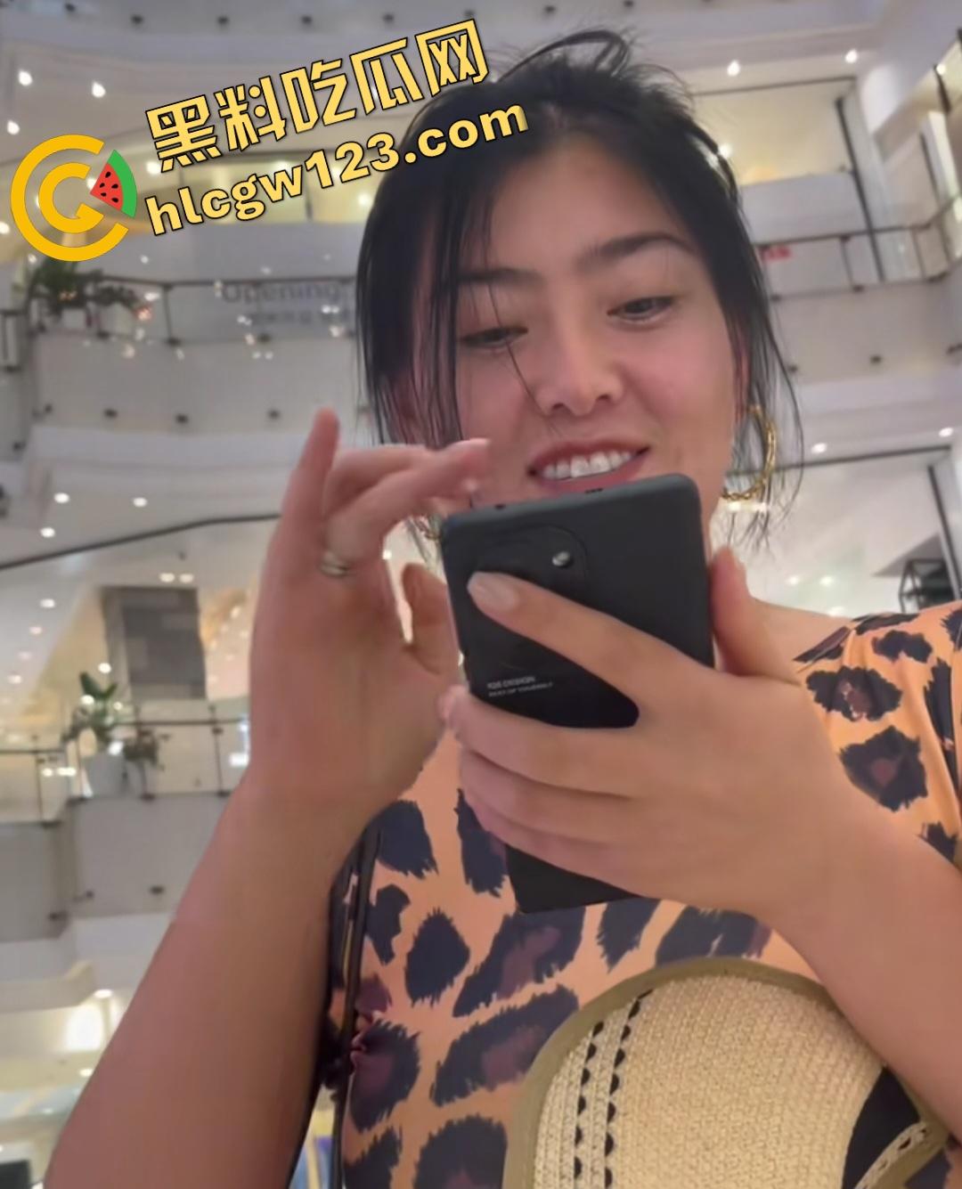 海角社区39岁大屁股妈妈乱伦！红内裤肥臀勾魂被儿子猛操，扬言要给儿子生儿子！-1