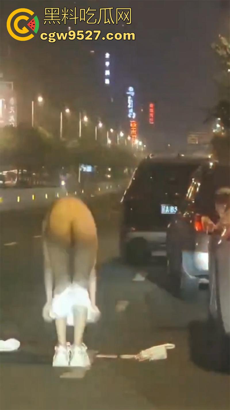 街头同性情侣骂战，小个矮T竟有个长腿女友，两人吵架当街脱衣，不得不说这身材真赞啊！-7