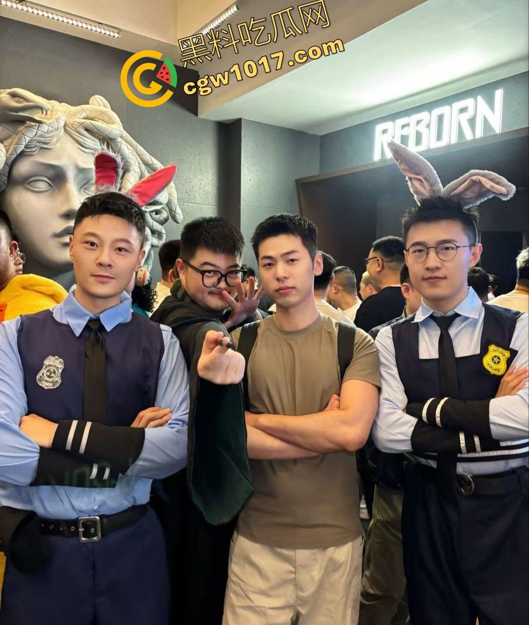 万圣节cos红姐被警察带走，我原称之为今年最佳COS，现场还跟路人玩起来跪地口交的动作，真的好像本人！-9