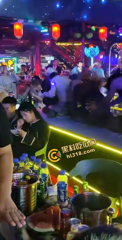 这是什么b？别人喷水她喷火星子，别说潮吹了直接给观众衣服烫个洞，真把自己当打火机了？-2