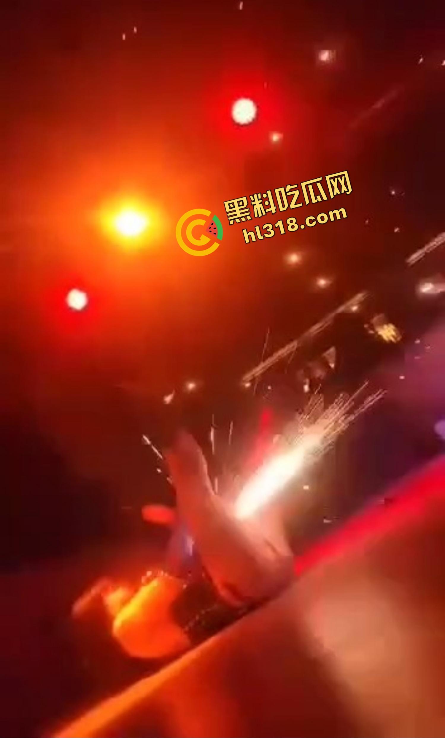 这是什么b？别人喷水她喷火星子，别说潮吹了直接给观众衣服烫个洞，真把自己当打火机了？-4