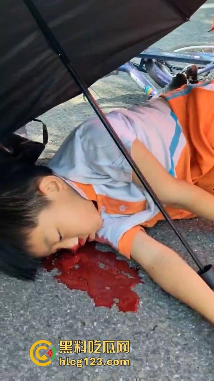 广东清远一男孩骑自行车横穿马路时被撞飞 未成年别在骑车上路了行吗？-4