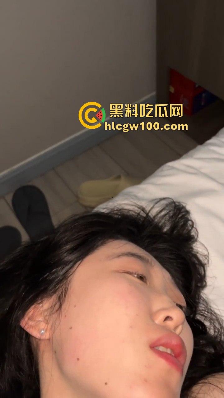 湖南长沙反差女友【崔燕语】高颜值无敌反差巨乳肥臀欲望值直接拉满，私密照视频流出，内容劲爆吸引眼球！！-8