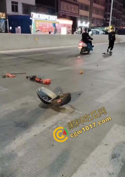 普宁市血腥车祸现场曝光！摩托车被撞飞，车主血流一地，惨不忍睹，幸存者惨叫声撕心裂肺，围观者目无法直视！-1