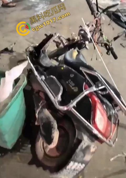 普宁市血腥车祸现场曝光！摩托车被撞飞，车主血流一地，惨不忍睹，幸存者惨叫声撕心裂肺，围观者目无法直视！-2