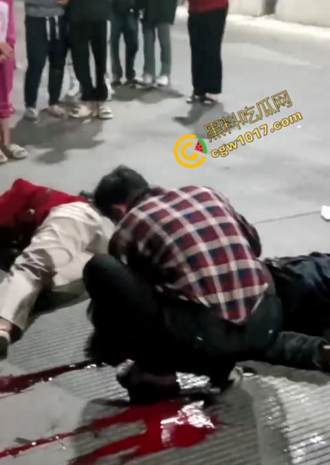 普宁市血腥车祸现场曝光！摩托车被撞飞，车主血流一地，惨不忍睹，幸存者惨叫声撕心裂肺，围观者目无法直视！-5