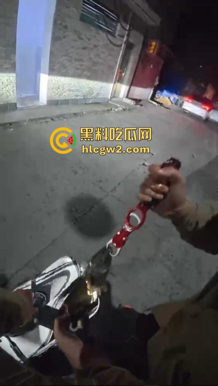 钓鱼佬想换小姐姐十分钟激情 拿条黄辣丁换草逼 小姐姐一脸嫌弃 把人当翘嘴钓呢?-1