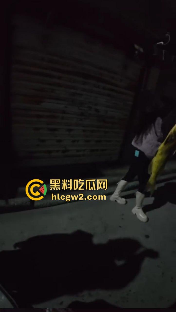 钓鱼佬想换小姐姐十分钟激情 拿条黄辣丁换草逼 小姐姐一脸嫌弃 把人当翘嘴钓呢?-2