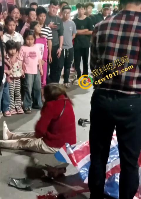 普宁市血腥车祸现场曝光！摩托车被撞飞，车主血流一地，惨不忍睹，幸存者惨叫声撕心裂肺，围观者目无法直视！-7