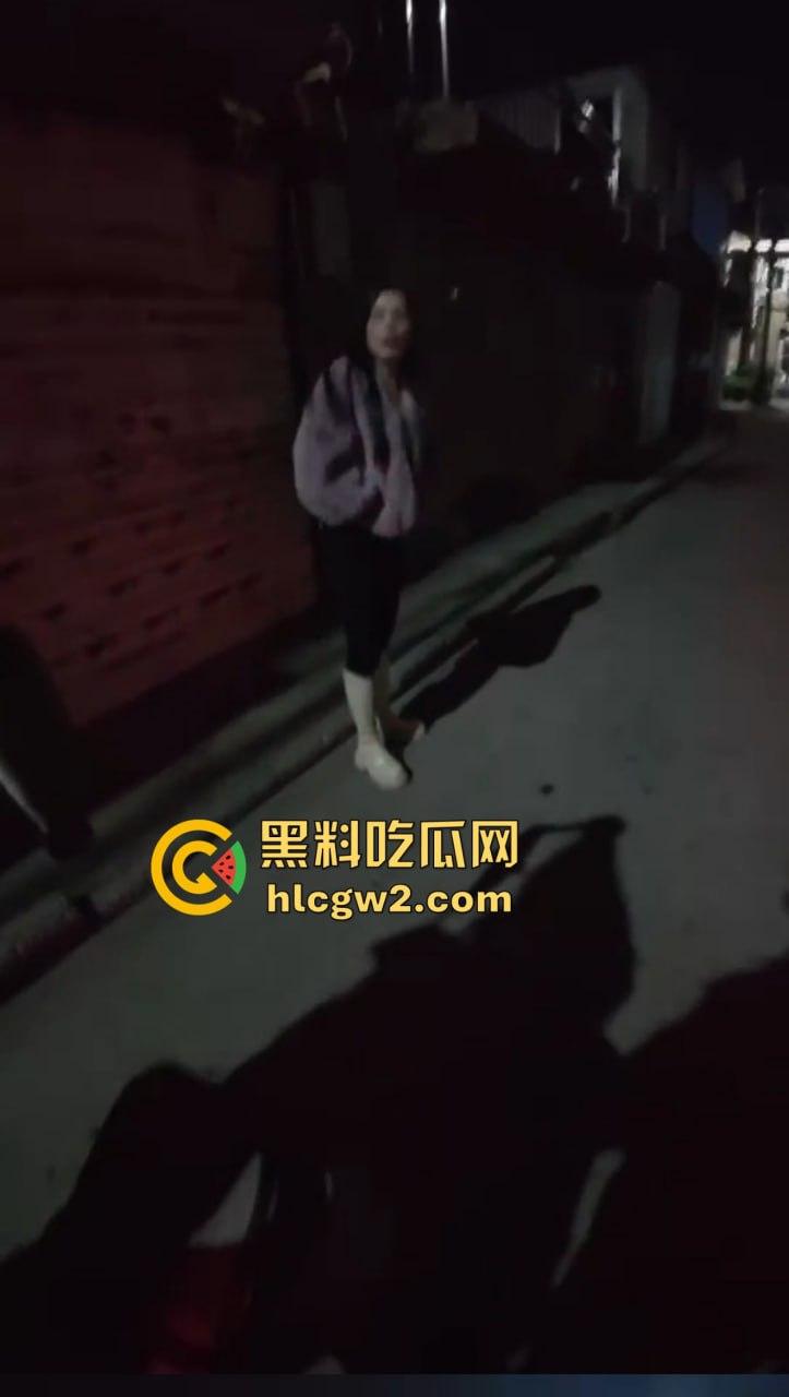 钓鱼佬想换小姐姐十分钟激情 拿条黄辣丁换草逼 小姐姐一脸嫌弃 把人当翘嘴钓呢?-4