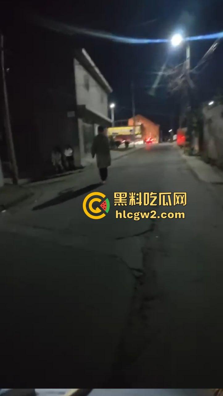 钓鱼佬想换小姐姐十分钟激情 拿条黄辣丁换草逼 小姐姐一脸嫌弃 把人当翘嘴钓呢?-5