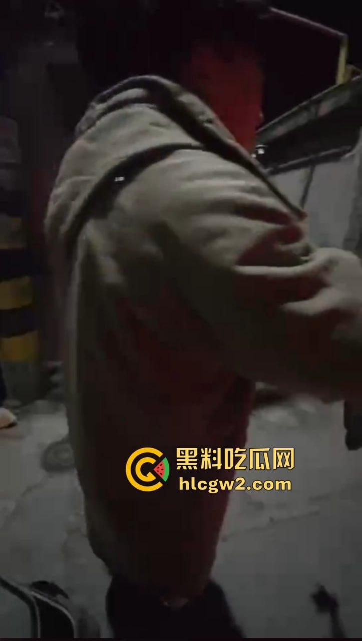 钓鱼佬想换小姐姐十分钟激情 拿条黄辣丁换草逼 小姐姐一脸嫌弃 把人当翘嘴钓呢?-6