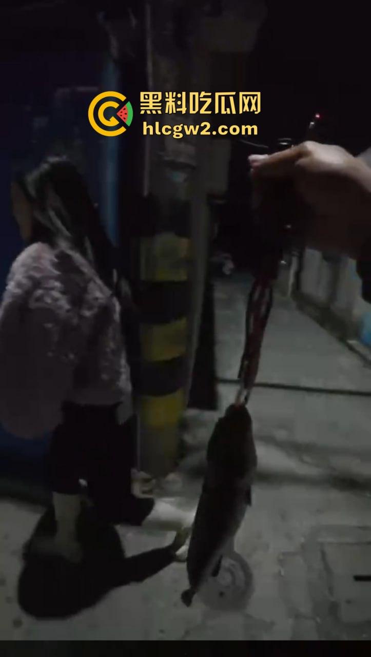 钓鱼佬想换小姐姐十分钟激情 拿条黄辣丁换草逼 小姐姐一脸嫌弃 把人当翘嘴钓呢?-9