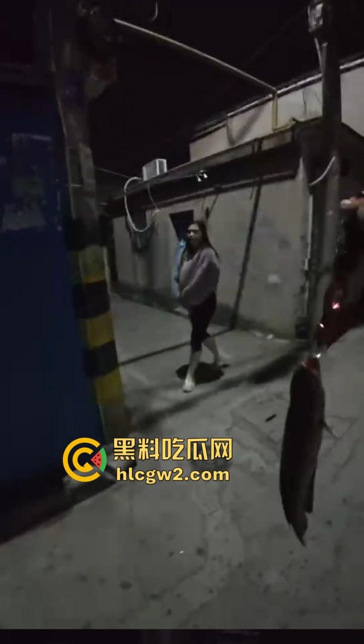 钓鱼佬想换小姐姐十分钟激情 拿条黄辣丁换草逼 小姐姐一脸嫌弃 把人当翘嘴钓呢?-12